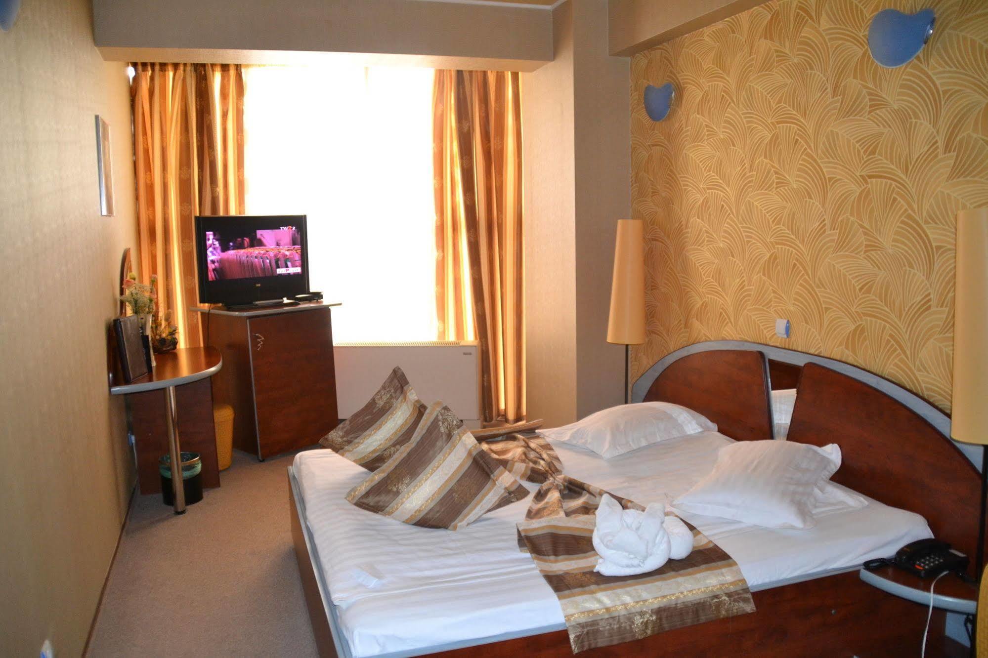 Hotel Helin - Calea Bucuresti Крайова Экстерьер фото