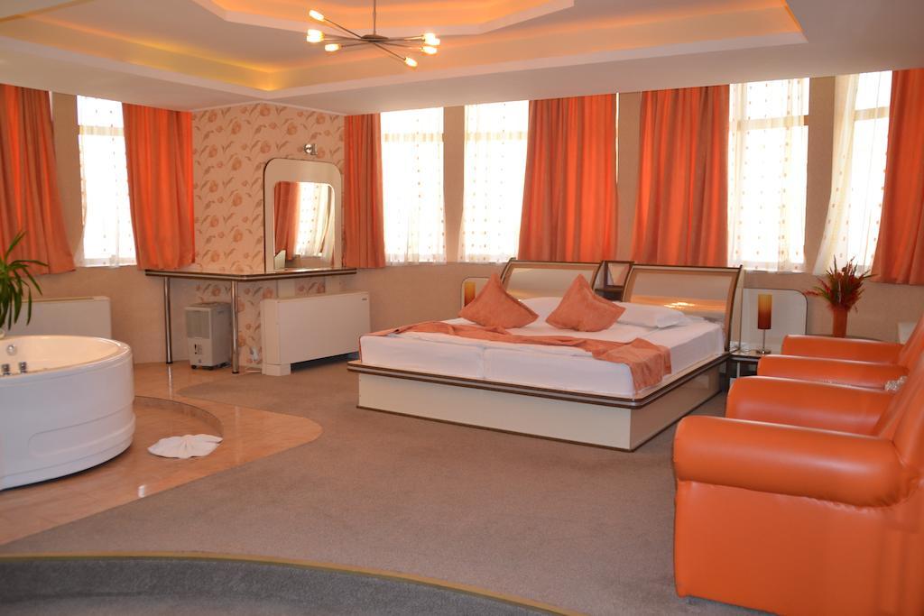 Hotel Helin - Calea Bucuresti Крайова Экстерьер фото