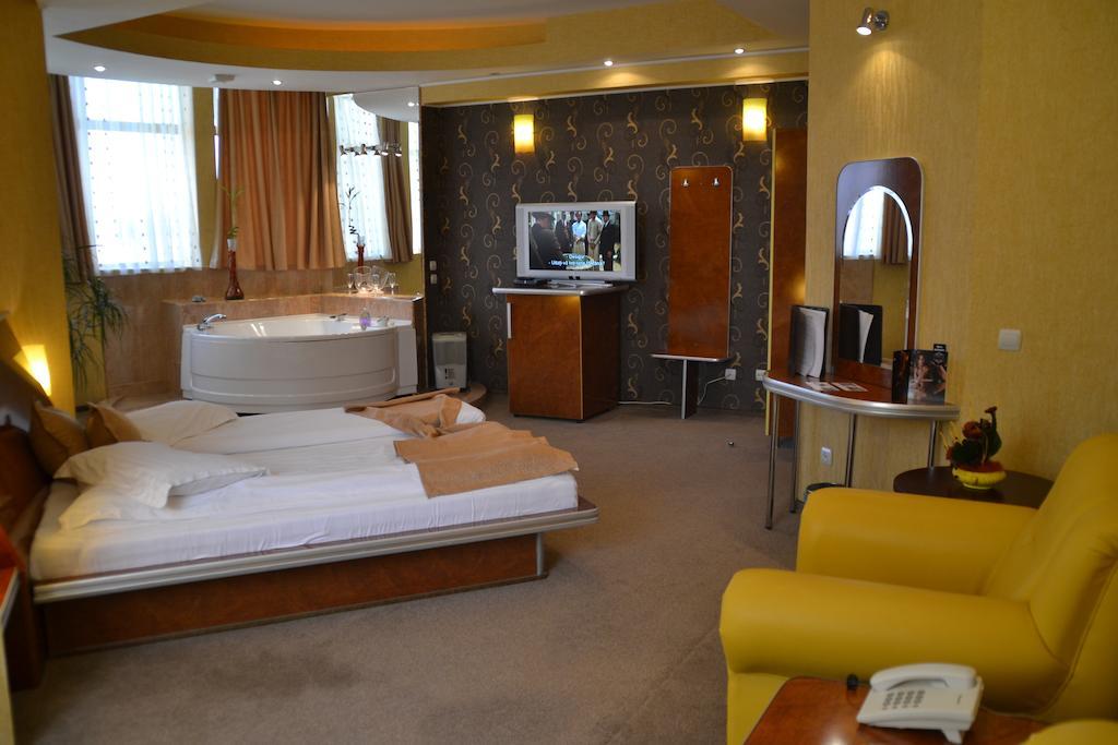 Hotel Helin - Calea Bucuresti Крайова Экстерьер фото