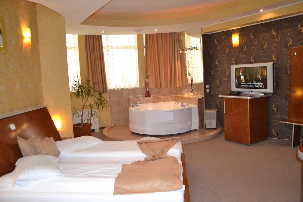 Hotel Helin - Calea Bucuresti Крайова Экстерьер фото