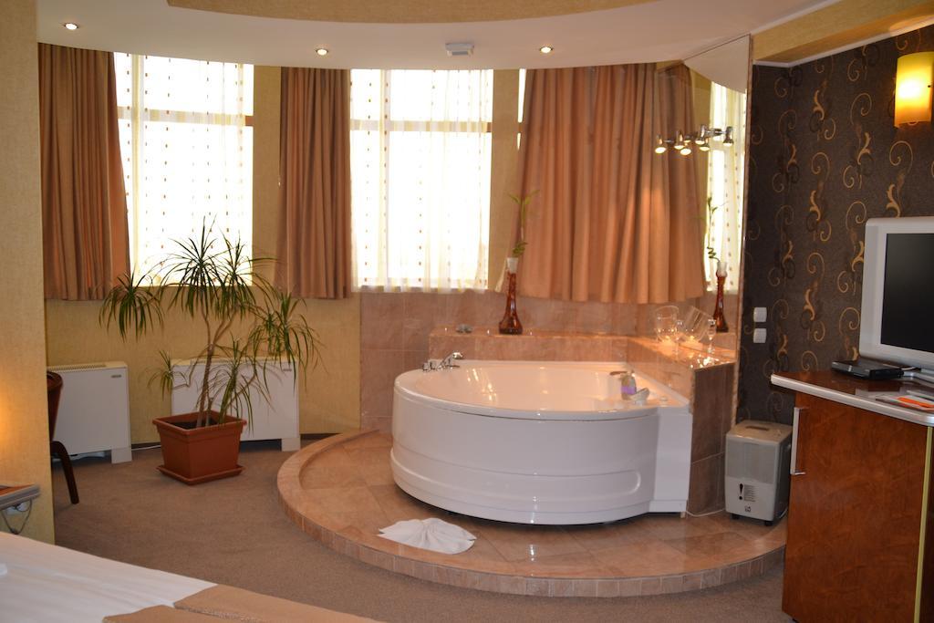 Hotel Helin - Calea Bucuresti Крайова Экстерьер фото